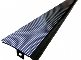 Marches pieds alu massif noir brillant / stries polies / bord noir (la paire)