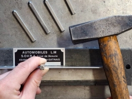 Prestation frappe de votre plaque de constructeur